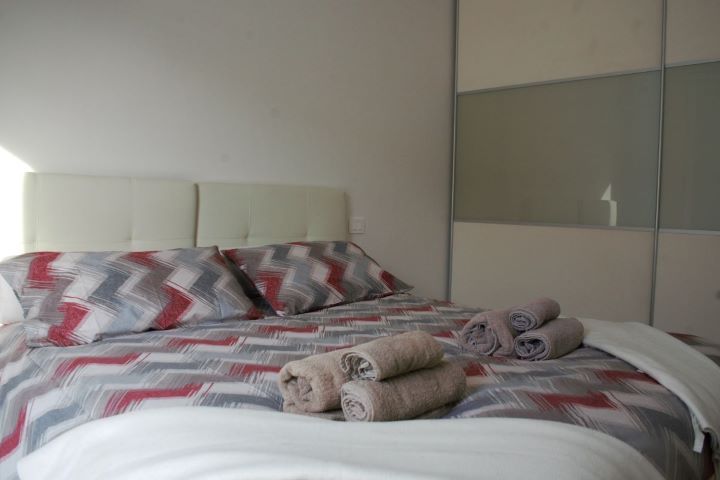 Letto matrimoniale con asciugamani
