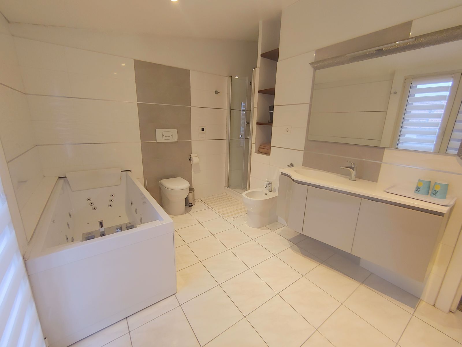 Bagno con vasca e lavabo