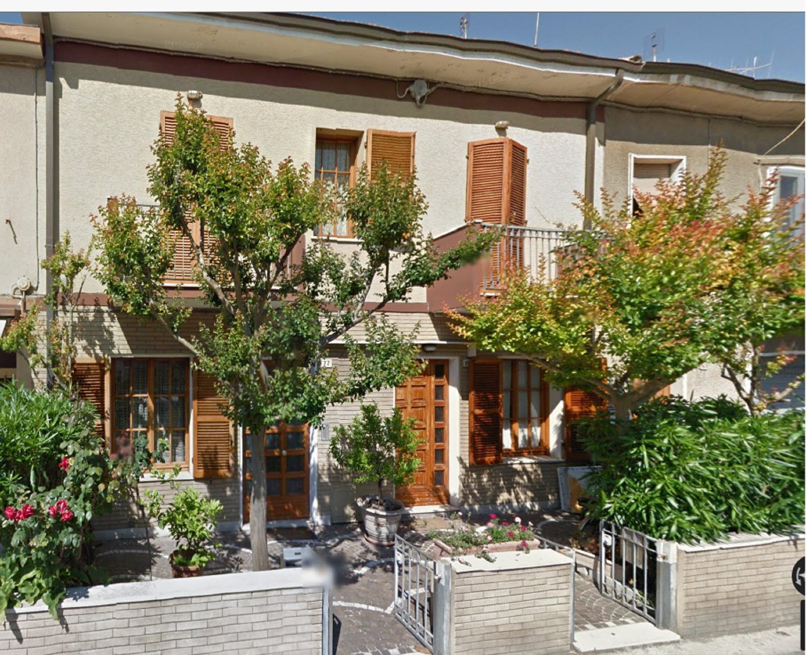 Facciata della Maison con il giardino fiorito